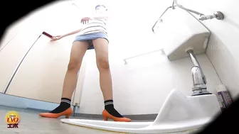 DLEE-524 05 Japanese style toilet voyeur: female urine laser beams striking inside of the toilet tank! VOL. 5